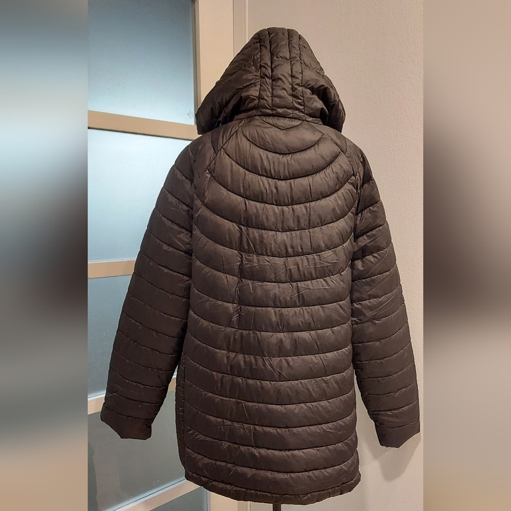 Sleek Black Hooded Puffer Jacket - Picture 6 of 7